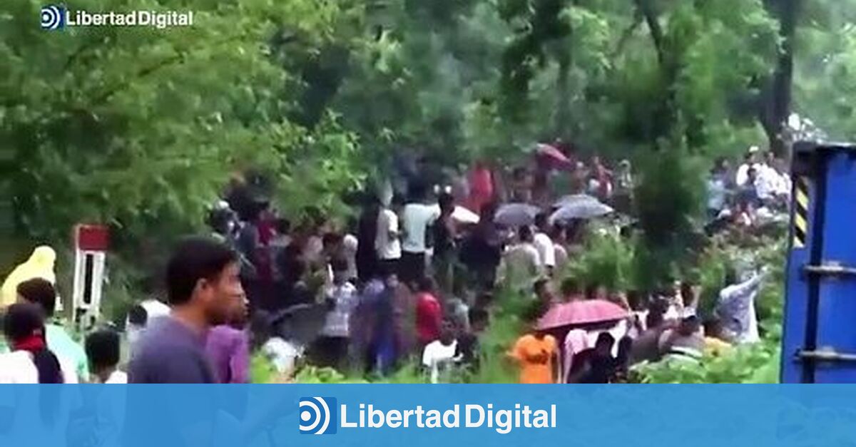 Mueren el menos cinco personas tras chocar un tren de mercancías con