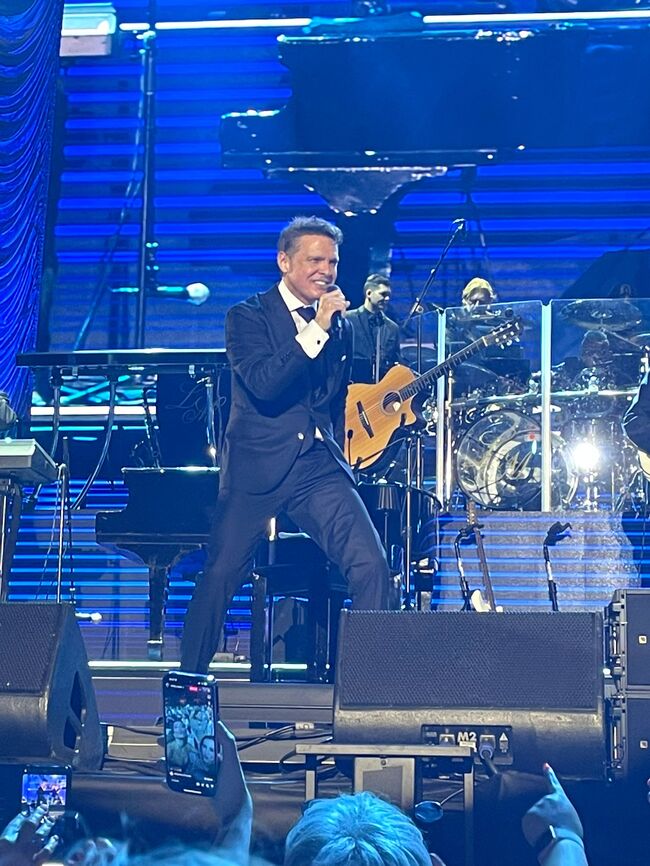 Luis Miguel desata la locura en Córdoba con Paloma emocionada entre