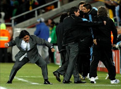 Maradona celebrando un gol