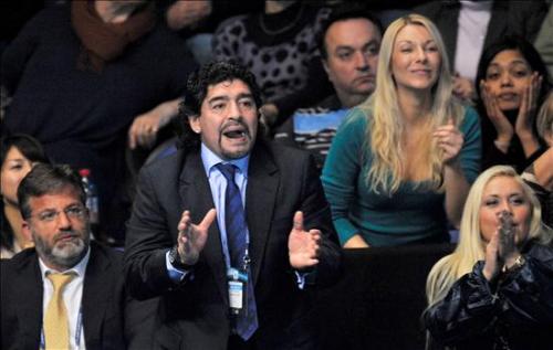 Maradona observa el partido Djokovic vs Berdych 