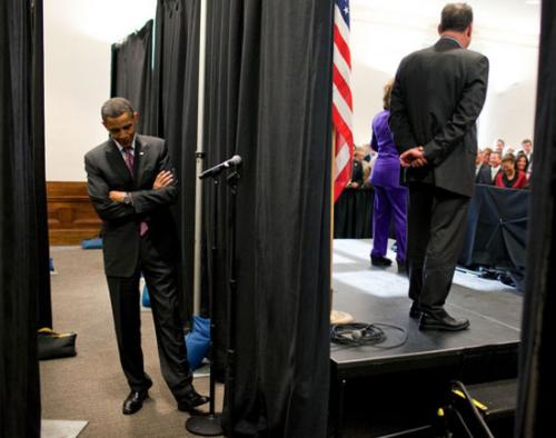 Obama espera detrs del escenario