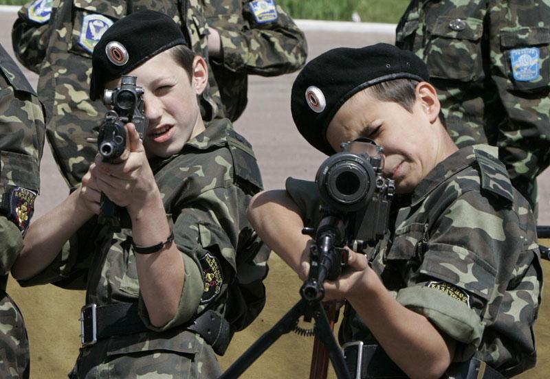 Adolescentes ucranianos armadaos