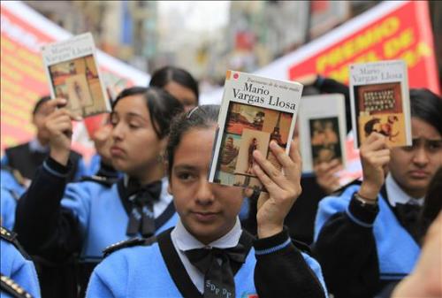 Estudiantes de Lima celebran el premio Nobel