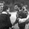 El pisotón de Stoichkov: La ida de la Supercopa de 1990, en la que ganó el Real Madrid en el Camp Nou por 0-1, estuvo marcada por la agresión de Stoichkov al colegiado Urízar Azpitarte. El árbitro vasco expulsó a Cruyff y al búlgaro, que no se contuvo y propinó un pisotón al trencilla. | Archivo