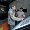 Dos personas prueban una de las mayores pantallas táctiles que se pueden encontrar en el Espacio Microsoft de Madrid. | David Alonso Rincón.