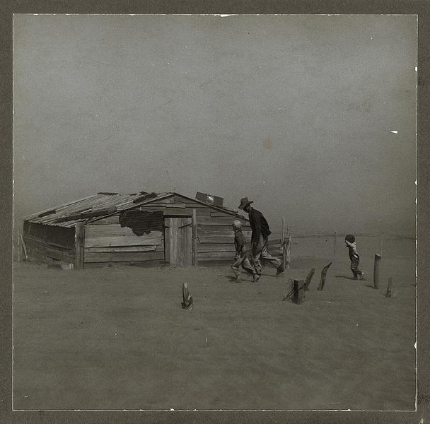 Granjero y sus hijos en una tormenta de arena / Arthur Rothstein