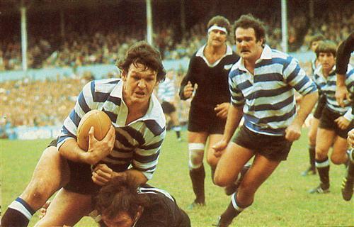 Morne du Plessis aguanta un placaje