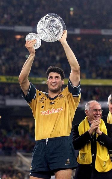 John Eales levanta un trofeo