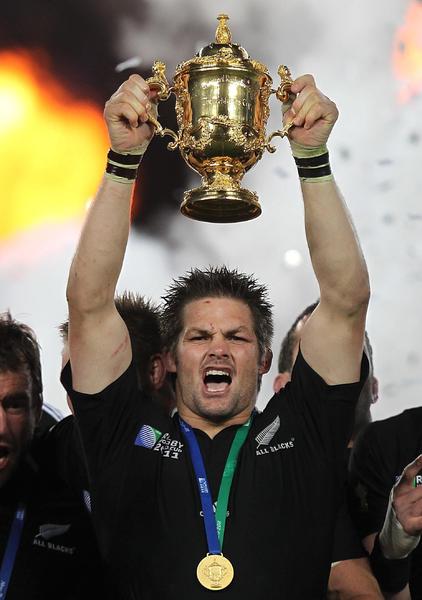 Richie McCaw levanta el trofeo del Mundial 2011