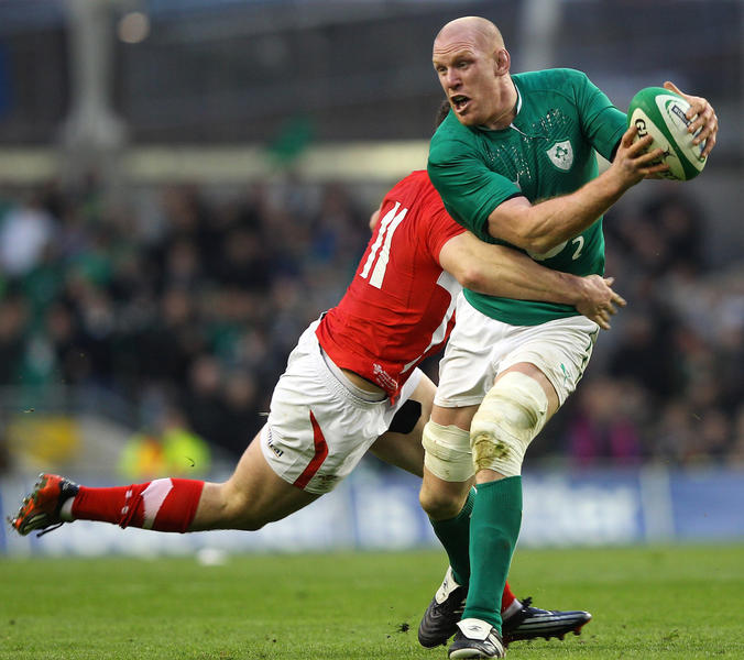 Paul O'Connell aguanta un placaje en Dublín
