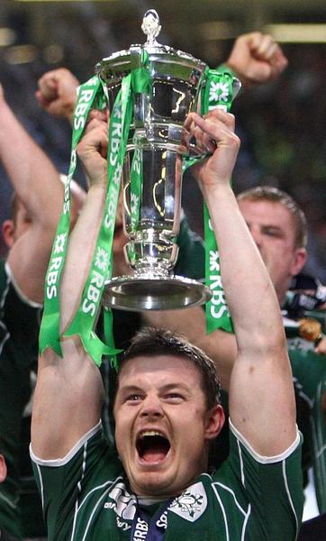 Brian O'Driscoll levanta el trofeo de ganador del VI Naciones 2009