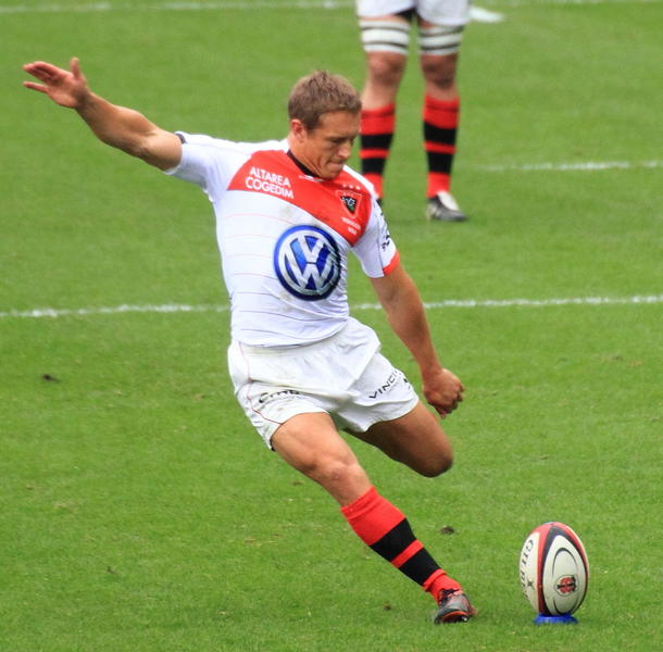 Jonny Wilkinson golpea un balón con Toulón