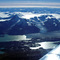 El glaciar Upsala es un gran glaciar que cubre un valle compuesto, alimentado por varios glaciares, en el Parque Nacional Los Glaciares en Argentina. Según las mediciones realizadas en 2011, sus campos de hielo cubren una extensión de aproximadamente 765 km². | Wikipedia.