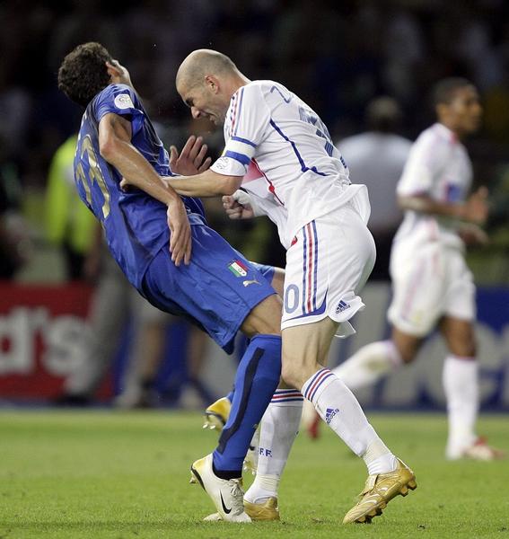 JUEGO DE EL CABEZAZO DE ZIDANE A MATERAZZI juego de el cabezazo de zidane a materazzi: