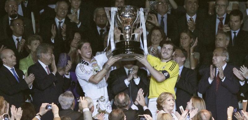 Casillas y Ramos ofrecen el trofeo a la afición