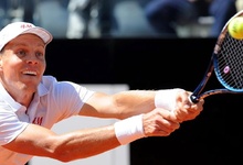 Tomas Berdych devuelve una bola a Novak Djokovic. | EFE