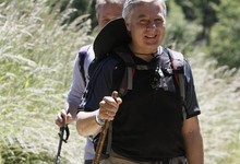 José Blanco, bastón en mano, haciendo el camino de Santiago | EFE