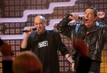 Garitano (izq.) con el n�mero de preso de Otegi | EP