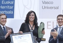 Edurne Pasaban (c) recibe el premio Vasco Universal 2011 de manos de Patxi L�pez (d) y del presidente de Caja Laboral, Txomin Garcia. | EFE