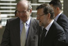 Mariano Rajoy junto al jefe de la Casa Real, Rafael Spottorno. | EFE