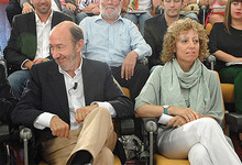 Rubalcaba, sentado al inicio del acto | PSOE