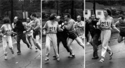 Momento en el que Jock Semple es interceptado en su intento de detener la carrera de Kathrine Switzer.