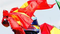 Alonso celebra la victoria con la bandera de España. | EFE