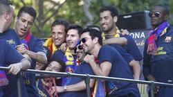 Los jugadores del Barcelona, durante la rúa. | EFE