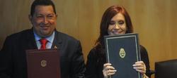 Hugo Chvez y Cristina Fernndez, muestran el documento del acuerdo, este martes, en Brasilia, tras la cumbre del Mercosur. | EFE