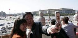 Dos turistas chinos se sacan una fotografa con el mvil | Efe