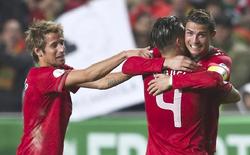 Cristiano Ronaldo (d) celebra su gol junto a Coentrao (i) y Miguel Veloso. | EFE