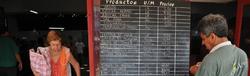 Un cubano observa la lista de precios de los alimentos | EFE