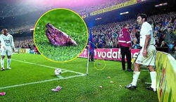 La mítica y lamentable imagen del cochinillo lanzado a Luis Figo en el Camp Nou. | Archivo