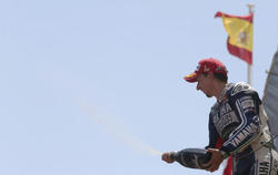 Jorge Lorenzo celebra su victoria en el podio de Montmeló. | EFE