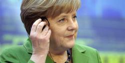 Angela Merkel ofrece una rueda de prensa conjunta con el primer ministro checo, Petr Necas, en Praga | EFE