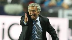 Mourinho da órdenes a los jugadores del Chelsea durante la final. | Cordon Press