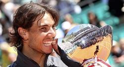 Rafa Nadal muerde el trofeo de campeón del Masters 1000 de Montecarlo. | EFE
