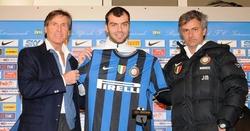 Goran Pandev, el día de su presentación como jugador del Inter junto a Mourinho. | Archivo