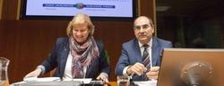 El consejero de Salud del Gobierno vasco, Jon Darpon y la presidenta de la comisión de presupuestos, Susana Corcuera | EFE