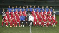 Foto de equipo de la selección de Gibraltar. El seleccionador Allen Bula, en el centro con sudadera blanca. | EFE