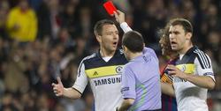 Terry ve la roja tras su rodillazo a Alexis. | EFE