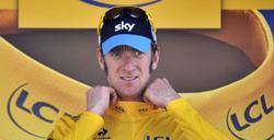 Bradley Wiggins celebra en el podio el liderato de la clasificacin general. | EFE