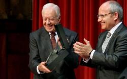 Carter recoge el premio de manos de Montilla. | EFE