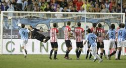 Cazorla anota, de falta, el tanto de la victoria ante el Athletic. | EFE