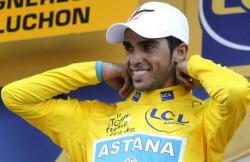 Alberto Contador se endosa el maillot amarillo de Líder del Tour. | EFE
