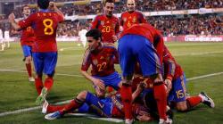 Los jugadores españoles celebran el segundo tanto de Villa. | EFE