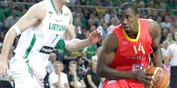 Serge Ibaka (d), durante un partido con la seleccin espaola en el Eurobasket. | Archivo