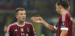 Cassano e Ibrahimovic hablan durante un partido con el Milan. | Archivo.