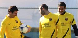 Messi bromea con Mascherano y Pinto. | EFE