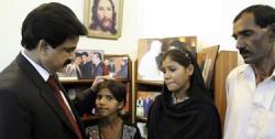 El ministro cristiano, con la familia de Asia Bibi | EFE